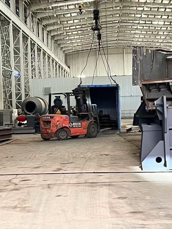 裝柜看似簡(jiǎn)單 ，實(shí)則很考驗(yàn)技術(shù) ，不僅是叉車技術(shù)，空間擺放也很重要。